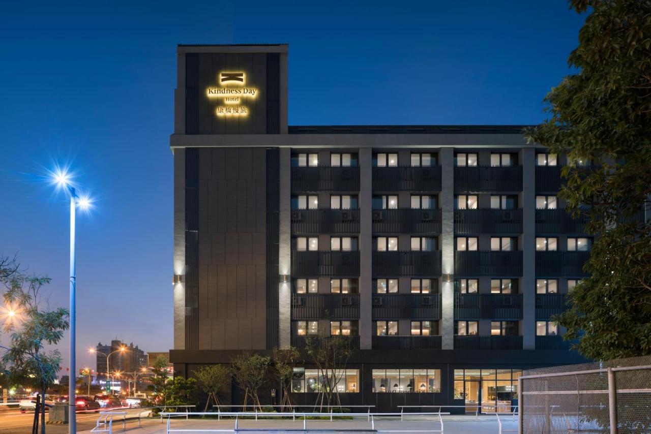 Kindness Day Hotel Тайнан Екстериор снимка